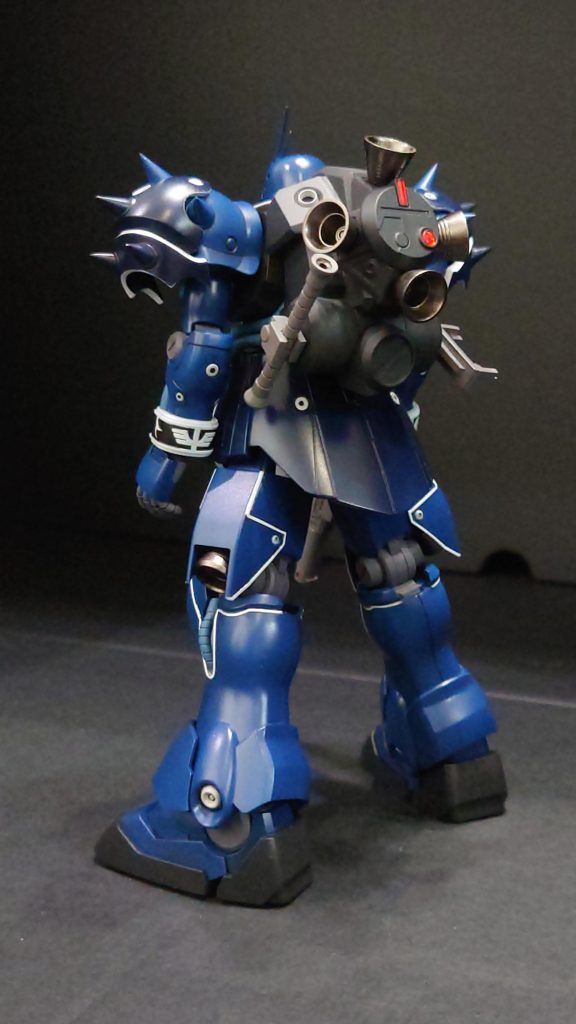 バックパックの、厚みを減らして上部両サイドのタンク取り付け部(？)の、形状を変えたり…