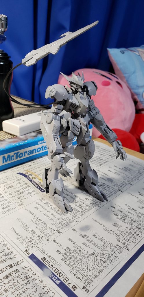 サフ吹いただけのバルバトス。DRAGONとかのプラモデルはこういう色してますよね。わりと好きです。