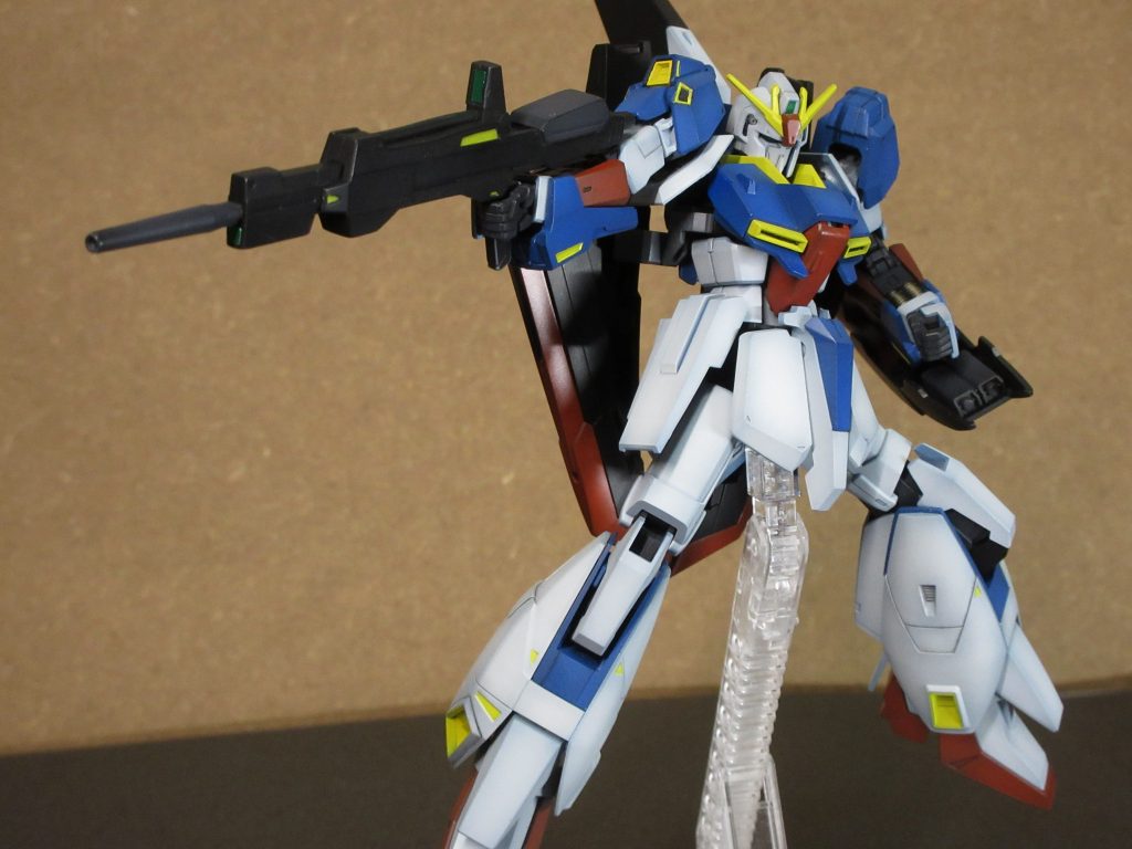 HGUCゼータは差し替え変形ですがその分カッコいいポーズを取らせることができます