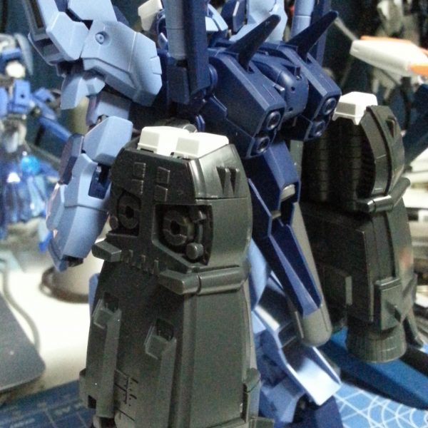 ハイメガキャノンを装備するにあたってコックピット周り強化したくてEx-SガンダムのIF発生装置と股間ガード(笑)を増加ジェネレータ内蔵装甲と見立てて装備。ブースターも拝借して大推力を獲得。何とかしてミサイルポットコンテナを装備できないかと画策中の模様。（2枚目）