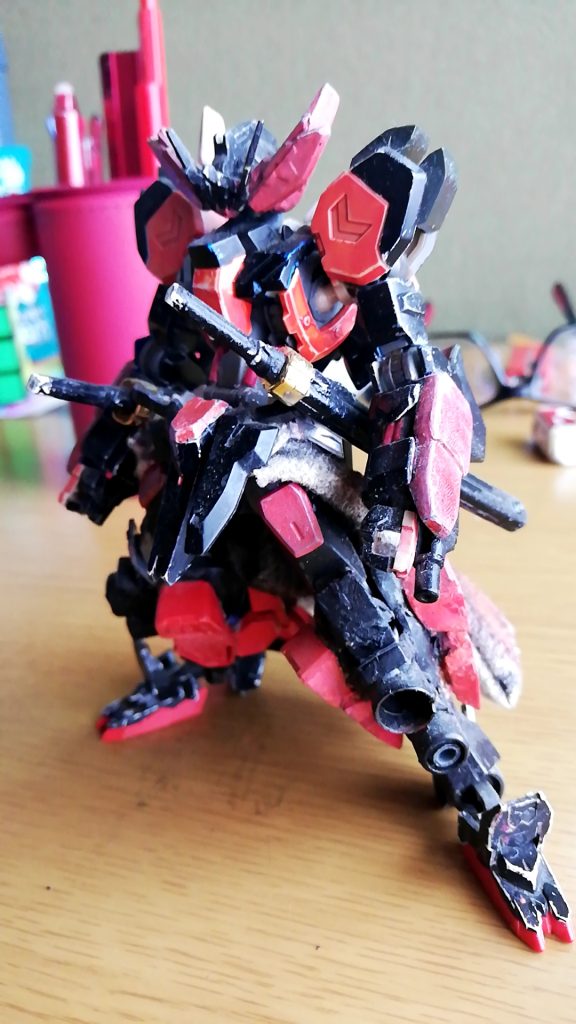 ガンダムヴァーリベースにヴィダール、他バルバトス第6形態やグシオンリベイクなどを使い、ジャンクから色々拾ってミキシングしました名前は、神話上でヴィダールの兄弟でもあるヴァーリから取りました(多分、)