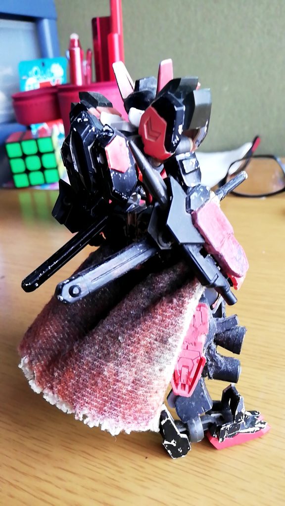 リアはこんな感じカラーリングはパーソナルカラー(自称)の赤と、鉄血の世界の無骨さにぴったりな黒を全面に使っていますそして何より、全部ガンダムマーカー塗装です!!笑