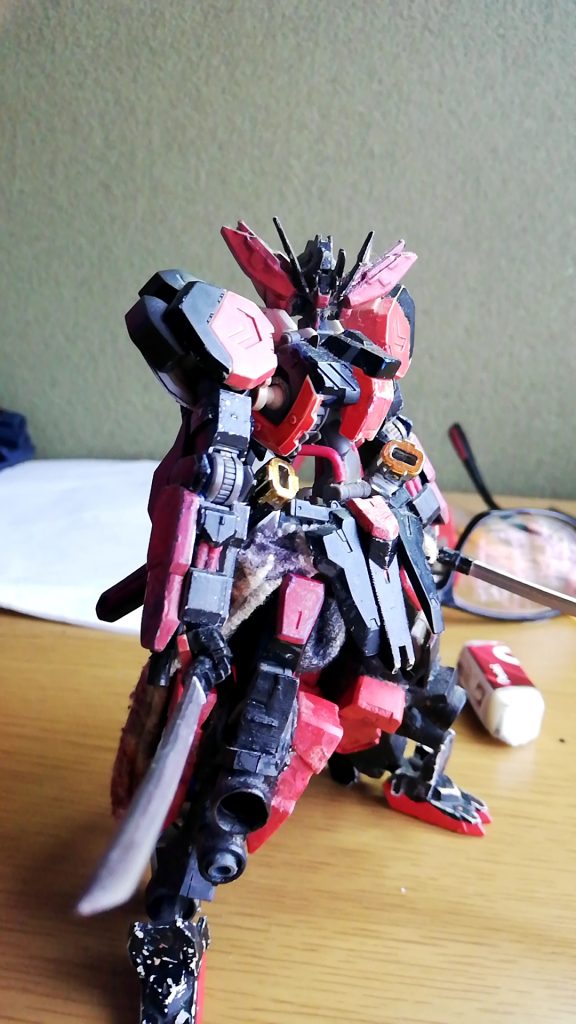 武装は腰の短刀のみ初めから刀を持たせたいと思っていたので、この武装が唯一の武装であり一番のお気に入りですちなみに流用元は、SD頑駄無大将軍です