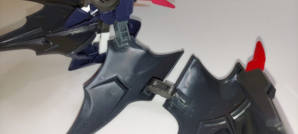 羽はダブルジョイントでかなり自由に動きます。マスターガンダムのマントみたいにもたためます