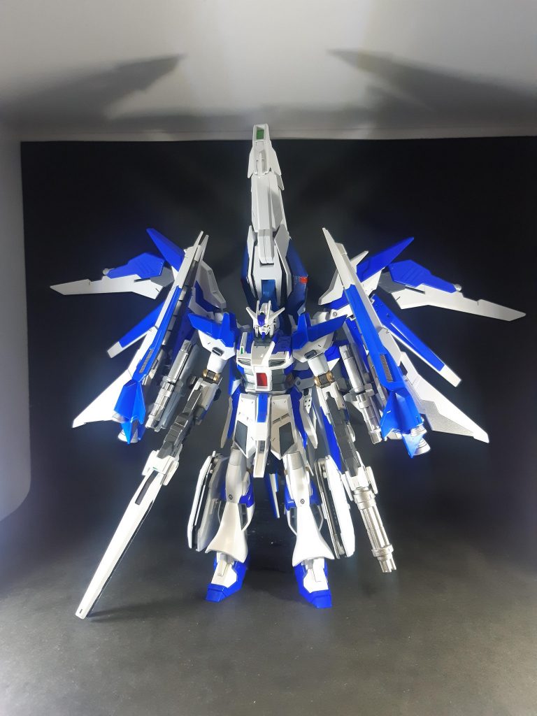 全体を1枚。カラーボックスの天井ギリギリです。前腕を両方とも左腕にすることで左右にシールドをマウント可能にし、間にスペーサーも兼ねてガンユニットを挟んでいます。これがないとシールドが肩に干渉してあまり動かせません。ソードユニットは足に3mm穴をあけてマウント。