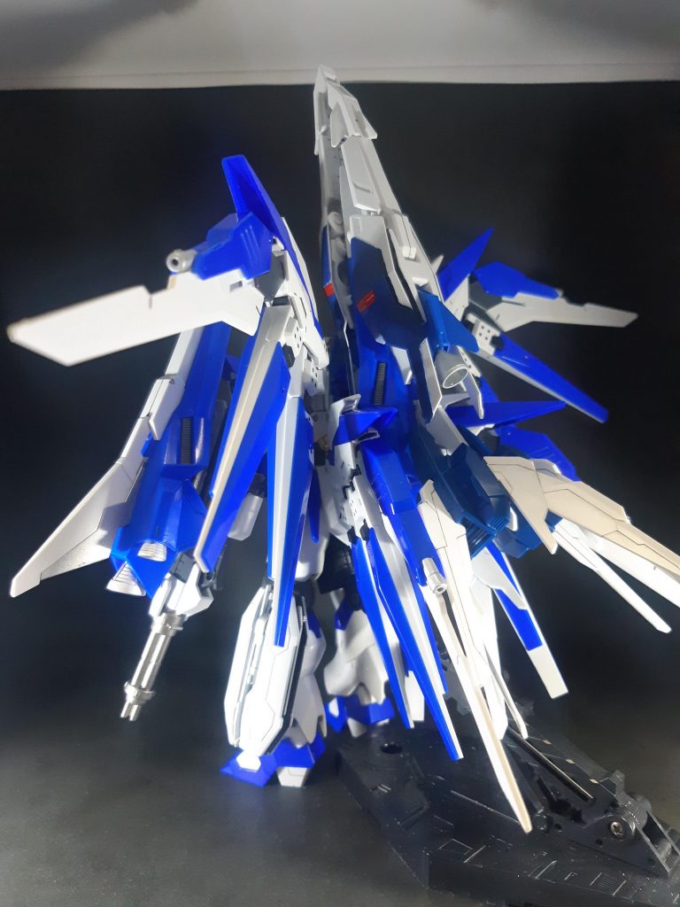 斜め後ろから。ファンネルラックを2セットにして、そのうちファンネル4つをスタビライザーブレードにしています。