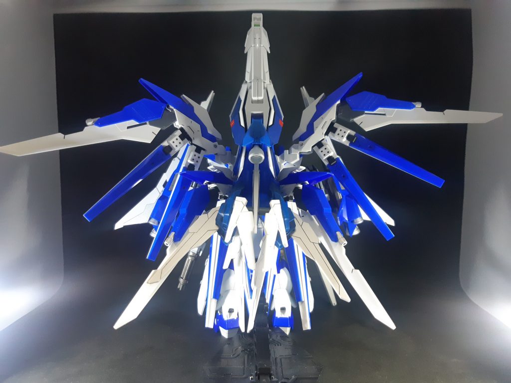 真後ろから。分かりにくいですが、背中にもシールドを背負っています。グリッターレヴはシールドの下部にマウントしてます。