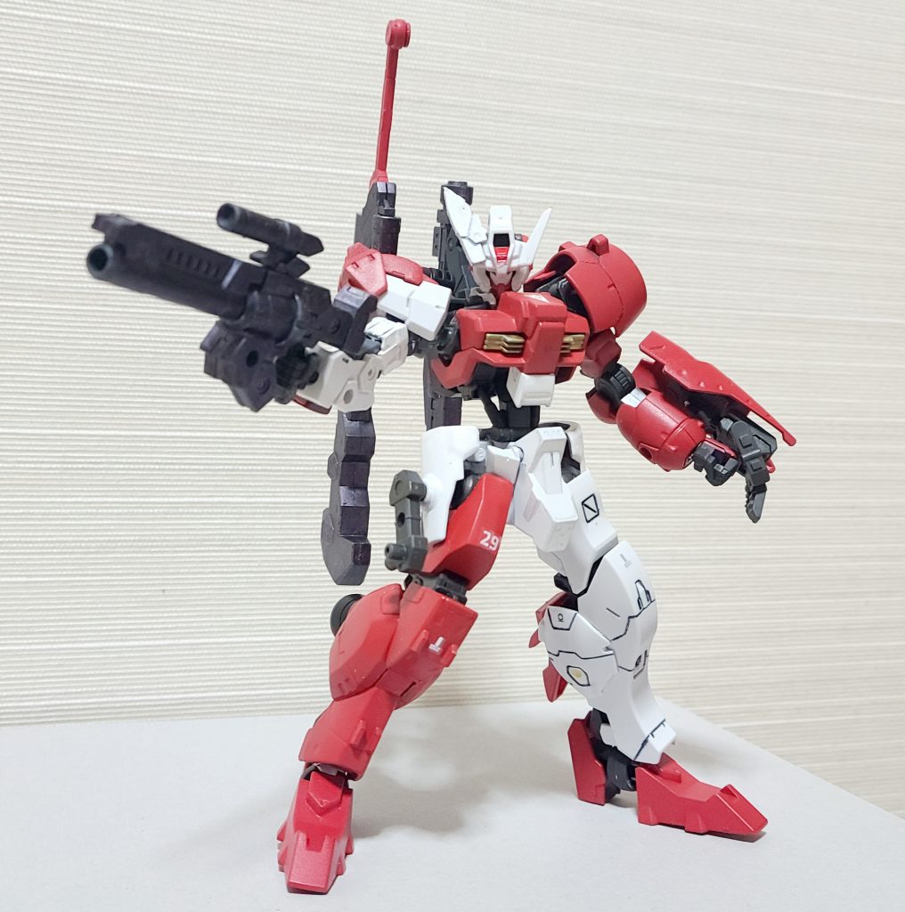 ショットガンを構え。こちらはラビオットのものを使用。リシナメントでライフルを腰にマウントしていたので、これはそれに倣い装備しました。ちなみにビームショットガンという設定です。鉄血世界ではあんまりなビーム兵器ですが違う場所ならいいかなと思いこの設定にしました。