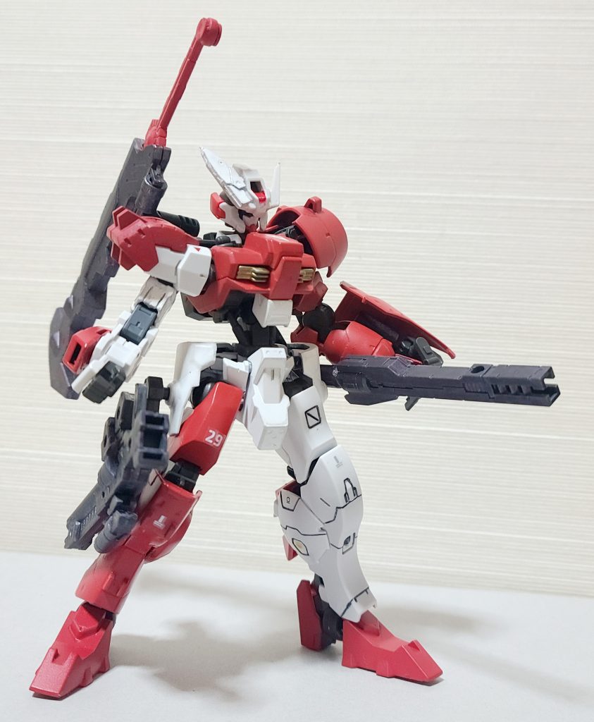 そして前述したとおりのレールキャノンサブアームで支えて使用します。格闘武器の補助に使っていたサブアームが射撃の補助になってるのも逆になったかなあと思います。盾にしたり殴ったり、ウォーレン家の紋章がついたのは一緒ですが。