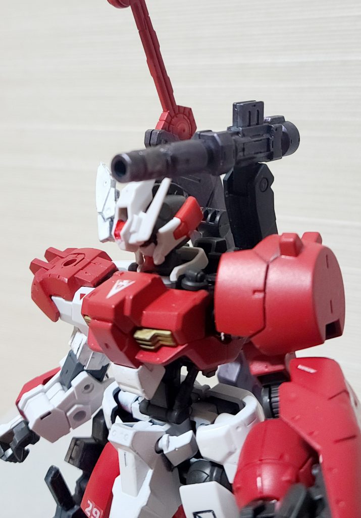 なおレールキャノンはバレルを取り外し可能で、近距離戦闘時はショートキャノンとしても運用ができます。ちなみにショットガン、レールキャノン、スレッジハンマーの塗装ですが、こちらはガンダムマーカーEXのヘビーガンメタリックで塗った後に艶消しを二回ほど吹きました。
