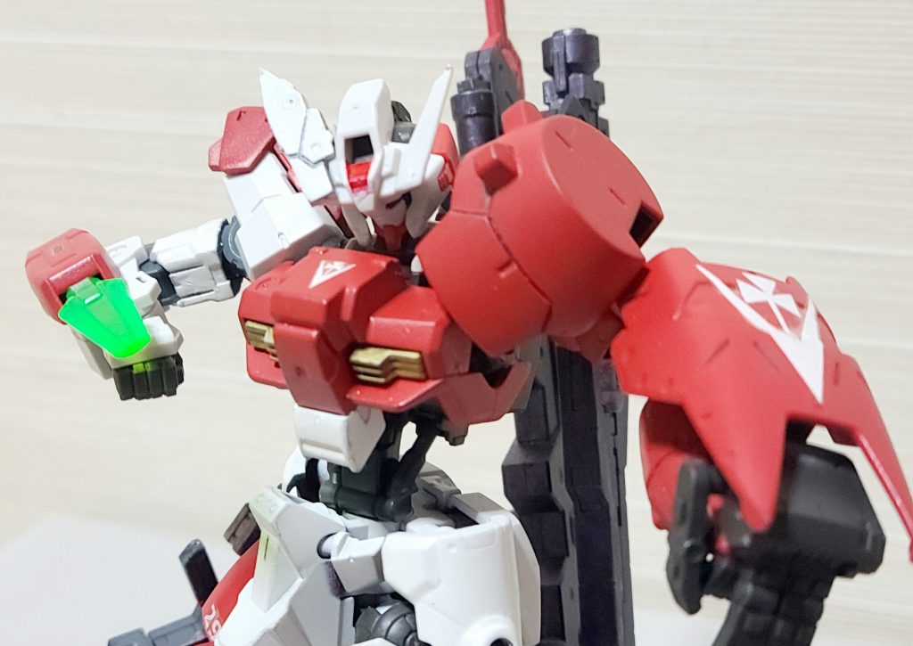 そして最後にこういう武器もつけましたというおまけ。エイハブ粒子で一瞬だけ刃を形成し相手にたたきつけることができる武装。威力は高いですが、本当に一瞬しか出せないのが特徴。某アーマードなコアの射突ブレードみたいなものでしょうか。ちなみに物はAGE-FXの腕部ビームサーベル用パーツのリペイントです。