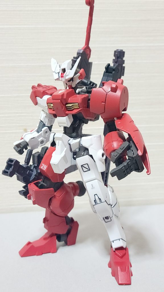 まずは正面から。アスタロトではありますがリシナメントとは違う改造がされたということを意識し、オリジンの脚と増強されたアンテナの部位がリシナメントと逆になっています。増強したアンテナは、30MMのポルタノヴァ用武器の斧を加工して取り付けました。右腕は30MMのアルトのものを使用し、肩は近接戦仕様の肩アーマーを塗装して取り付けています。