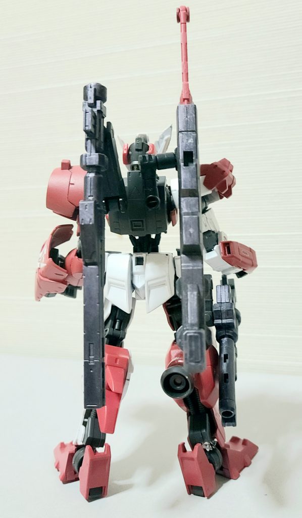 続いてバックショット武器は本来の武装であるスレッジハンマーのほかにレールキャノンとショットガンを装備しています。これも「本来の武装は戻ってきておらず、なおかつ強化された時は格闘武器が増えた」リシナメントとは逆にしようと考え、「本来の武器も戻り、それとは別に射撃兵装が追加された」というコンセプトで考えました。なおレールキャノンは30mmのオプションパーツのものを使用しました。接続アームはトライスラッシュブレイドのものを使っています。