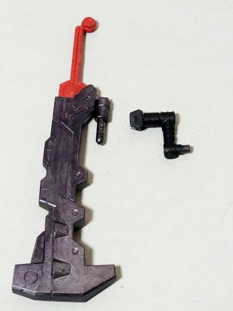 スレッジハンマーとその接続部分。接続用のアームはデモリッションナイフ用のものに30MMの接続パーツを組み合わせ、そこにバルバトスに付属していた武装マウント用のパーツを接続しました。色は黒のサーフェイサーを塗り、そのあと艶消しを吹きました。スレッジハンマー側はこのままグリップをくっつけると折れる可能性があったので、同じく30MM用の接続パーツを差し込み塗装。強度と見栄えを維持しつつ今の形になりました。