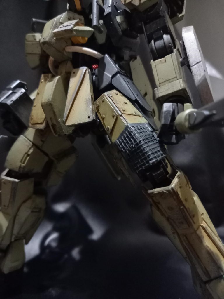 右膝は網戸ネット貼ってます。