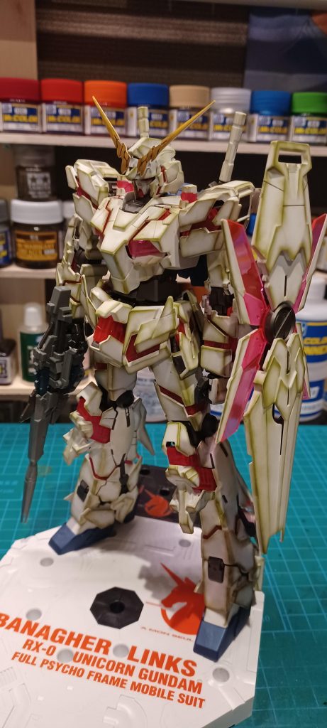 タミヤのウェザリングマスターEの緑を使用してます。