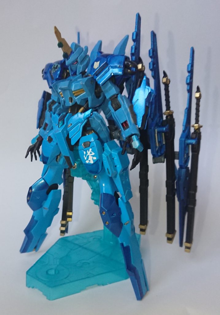 特徴的なバインダーはバトルアームズでいつも未使用でしたウイングパーツと、ビルダーズパーツでランチャーばかり使い残っていたソードを組み合わせています。イメージは某ロボットマンガの機体ですが再現度は低いと思いますので気付く方は少ないかと…。