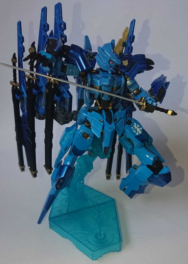ソードを持たせたアクションポーズ。上半身はガンダムフレームの為可動は問題無し、下半身はエルフブルックの足を自作ジョイントでガンダムフレームに繋げていますので可動はそこそこです。