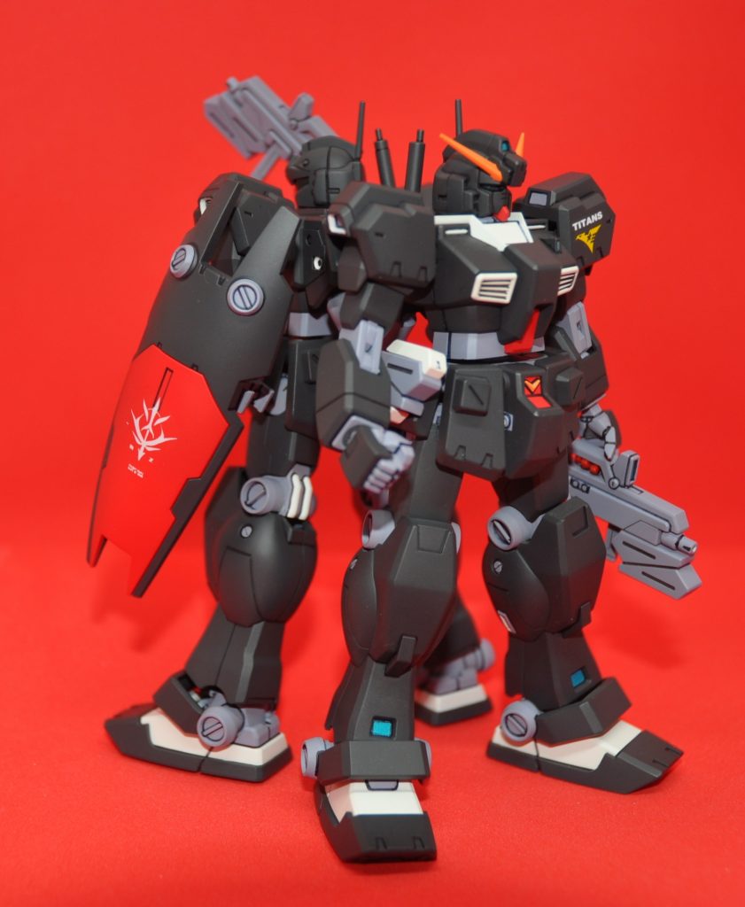 えー、今回いきなり編集中に誤って投稿してしまったので、最初の段階ではなにも書かれてない写真だけの記事がUPされていたことをお詫びします。今回、前回アーリーヘイズルでオマケで作ったクゥエルヘッドを見ていて、これジムクゥエルの首から下作ったらA.O.ZReboot2巻表紙再現できるんじゃね?と思い立ち作ってみました。…その表紙を再現した結果肝心のジムクゥエルのほうが目立たないメイン画像になり、アーリーヘイズルが再び同じような構図で目立つことになりまして申し訳ない一応アーリーヘイズルもチラッとリニューアルしているので許してください