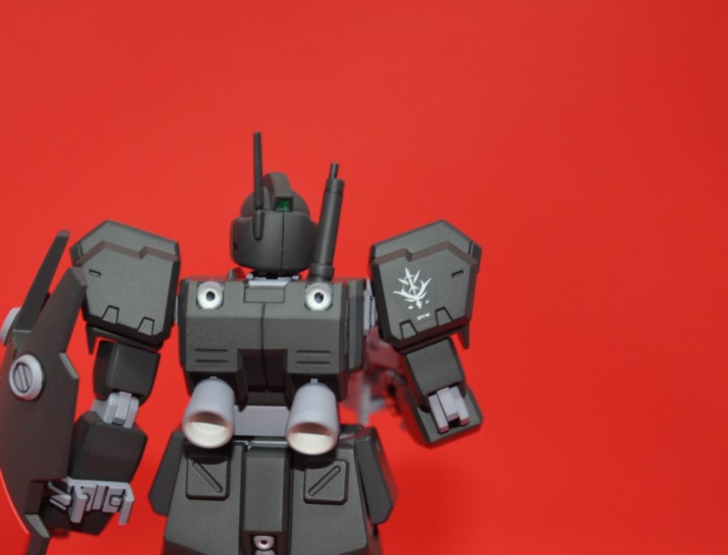 今回当時の電撃ホビーの作例記事を参考にしたところ、表紙イラストでは見えない右肩後ろ側にもレジオンマークがあったのでこちらもぺたり