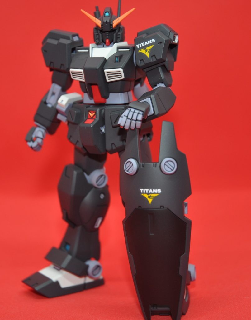 一応もうひとつのリニューアルポイント、シールド…実は前回作ったシールドは不慮の事故でお亡くなりになりまして。改めて作り直したのですが、その際当時のアーリーヘイズル作例を参照したところ、実はジムクゥエルとは全然配色もエンブレムの位置も違うことが分かり、改めてそれを再現してみました。