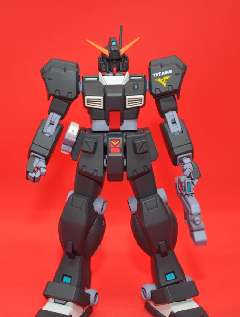 でこちらはリニューアルしたアーリーヘイズル変更点は…右肩のティターンズエンブレムのアルファベットの字体を斜めのものからまっすぐのものに変更した…だけ…最初イラスト見てて斜め字体だと判断したのですが、どうも作中のエンブレムとか見てるとまっすぐな字体っぽく、当時の作例でもまっすぐになっておりまして…