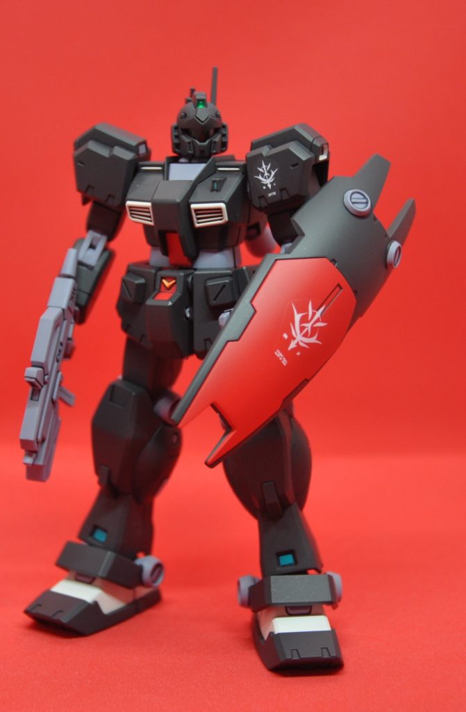 今回メインのジムクゥエルクゥエルのキットもう一個作って前回のクゥエルヘッドを乗せました。クゥエルのカメラ部分は、ガイアノーツのクリアブルーのみをふきつきけ色の混ざりを少なくし、前回より多少明るく見えるモノに差し替えましたが…あまり変わらないですねちなみにこのレジオンクゥエル作っていて始めて気がついたのですが、アーリーヘイズルとジムクゥエルでは地味に「エリ」の色が違ったりします。なのでエンブレムを度外視しても、実は首を載せかえるだけではコンパチにならないという…エリの内側の配色は当時の作例を参考にしました