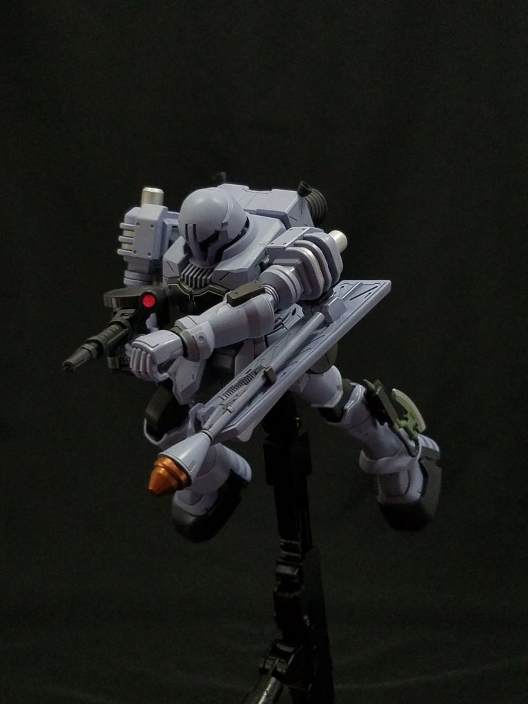 ザク・マシンガンを装備。予備マガジンとヒートホークをマウント。