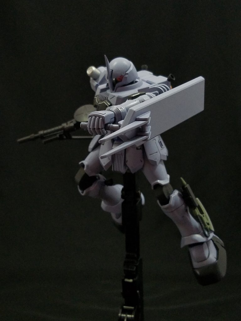 頭部を指揮官機仕様に交換。スパイクシールドを装備。