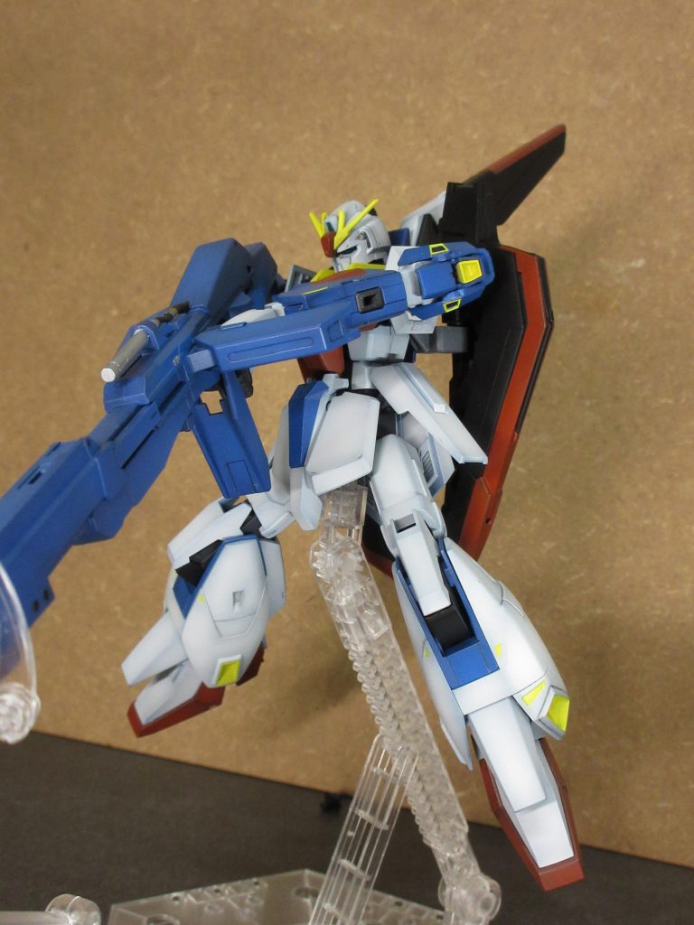 黄色い部分は一旦赤なり青なり塗装した後マスキングしグレーサフをかけた後イエローで吹いてます