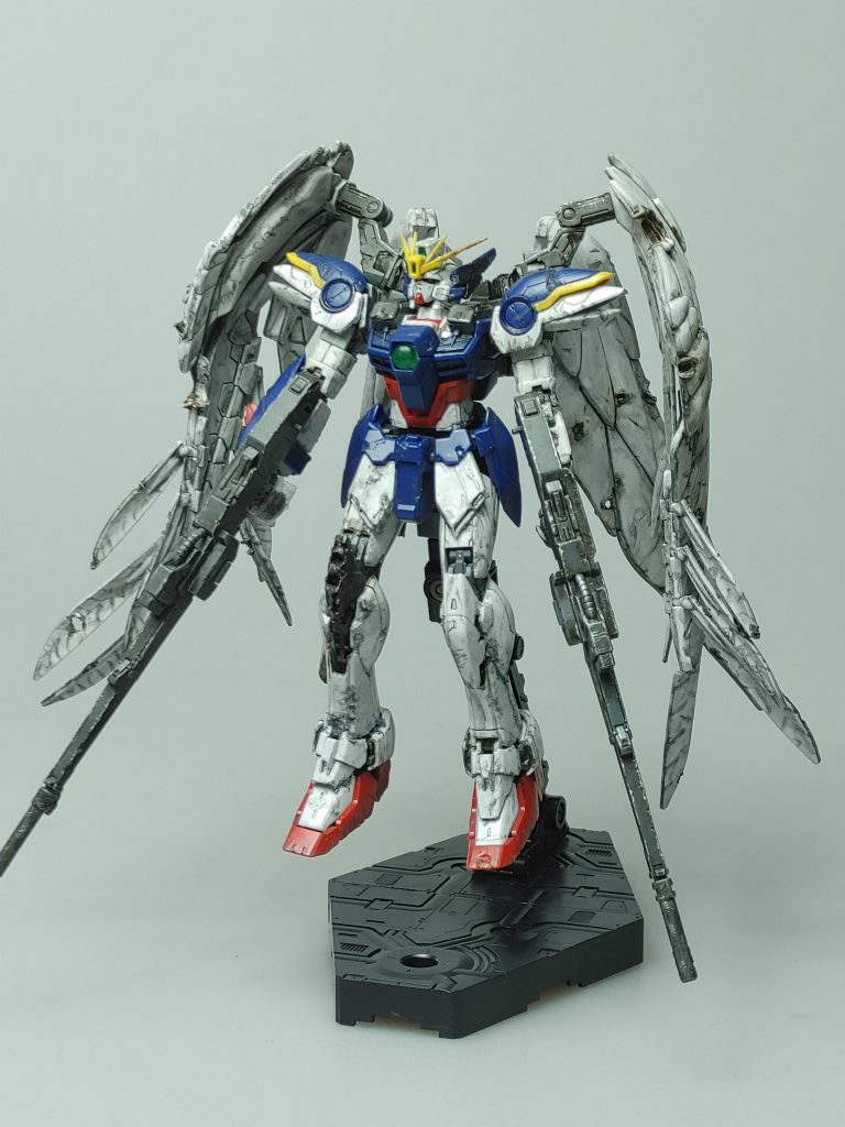 全体的にウェザリングカラーのグレーとブラックを混ぜたもので汚していったのですが、青や黄色のパーツは思ったよりしっかりした発色になっちゃって残念ですね。次回は教えてもらったガンダムマーカーで馴染ませてから汚していきたいです。