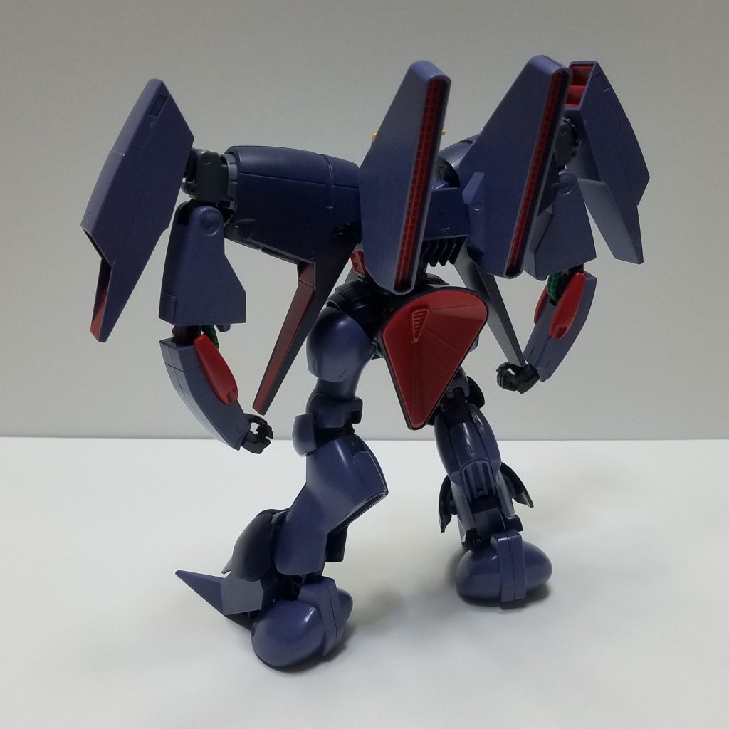 そのままでも十分カッコいいバイアランですが、ただ組むだけじゃつまらないのでUC-MSVのバイアランカスタム2号機よろしく通常型マニュピレーターに。