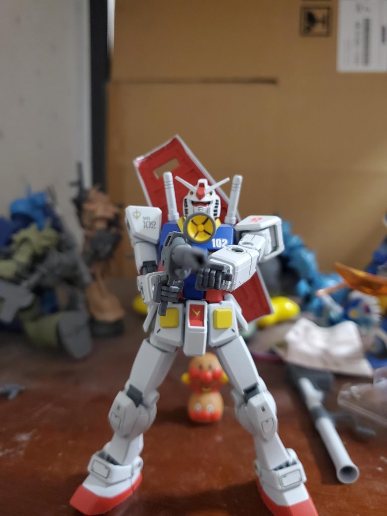 両手持ちです。シールドの裏側は、アニメ版を意識してレッドで塗装してます。