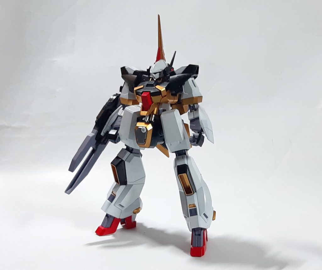 フロントビュー黒色のパーツやフレーム部は整形色のままなので、部分塗装という扱い……でいいのだろうか。