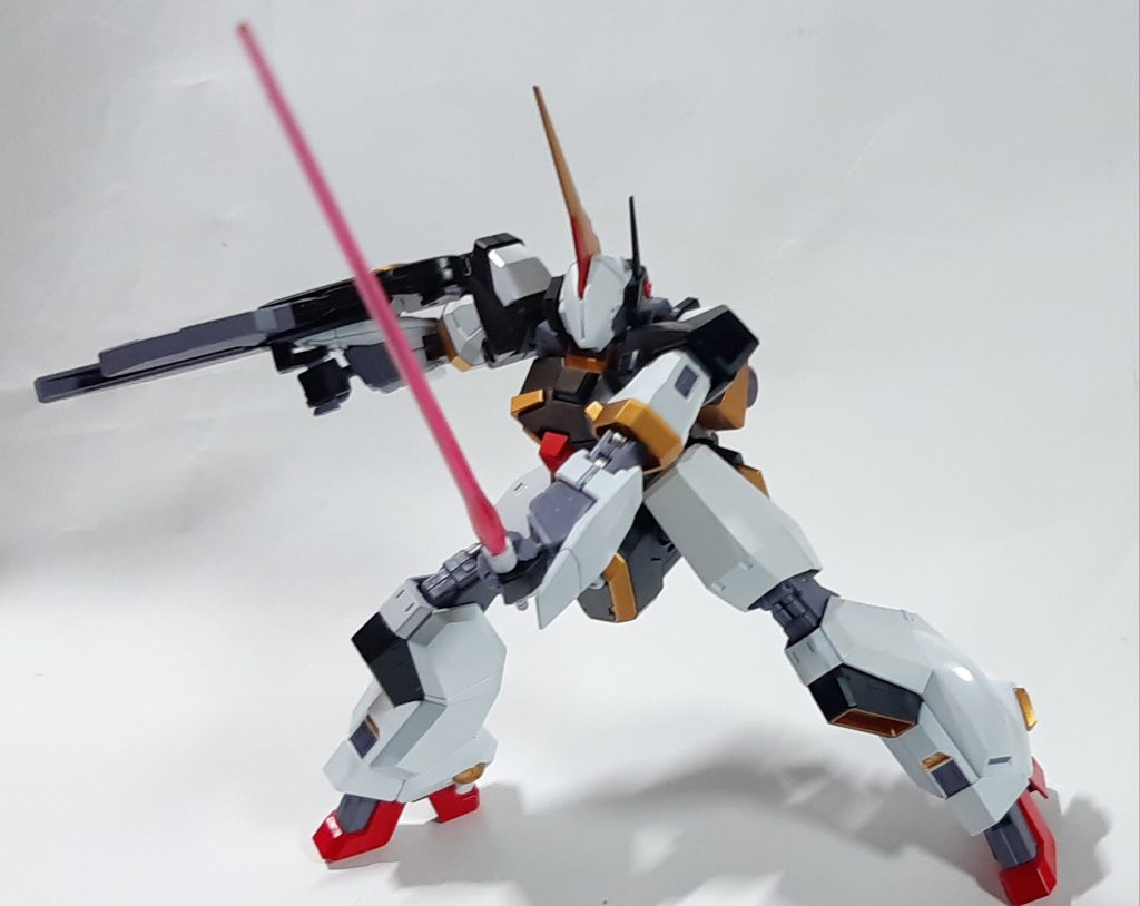 ビームサーベルを振り下ろすヴァイスバーザムA.O.Zバーザムの造形が通常のバーザムに比べると割とヒロイックというか、カッコイイ系なのでヴァイスカラーも似合いますね。