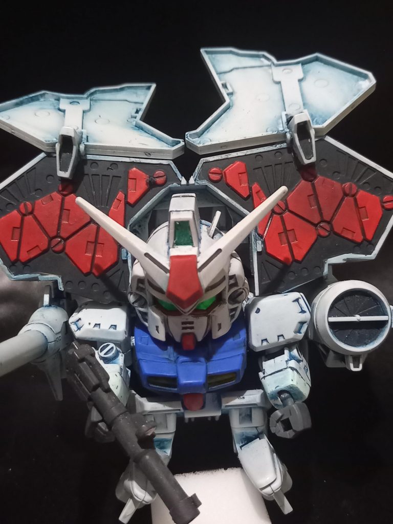 箱の中を赤く塗ったら毒々し感じに。