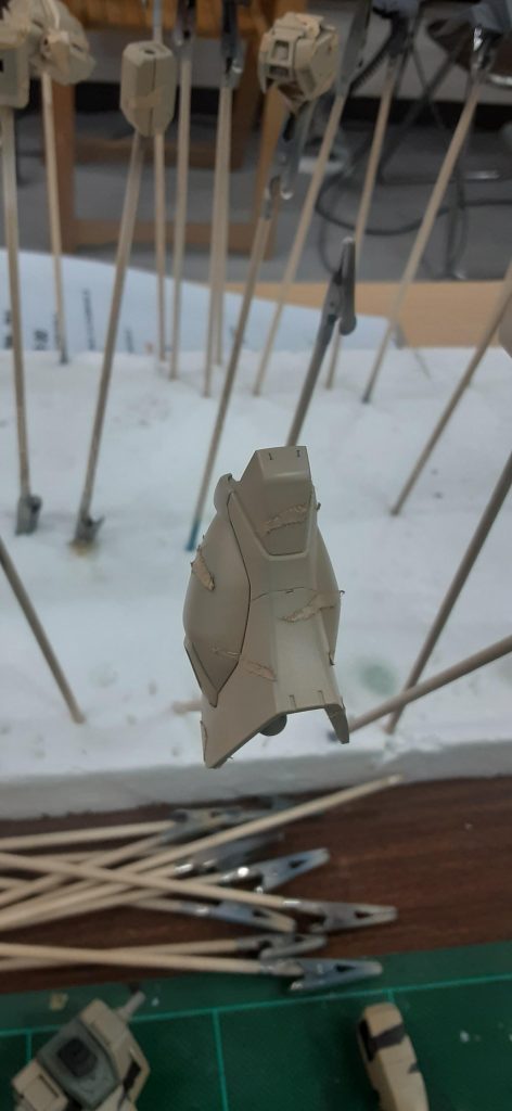 二段目に適当にちぎったマスキングテープの上からデザートイエローを全体吹き。