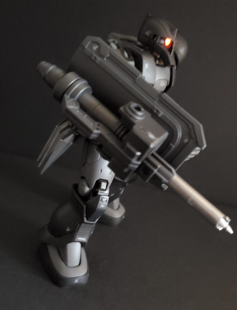 シールドには大型パイルバンカーを装着。