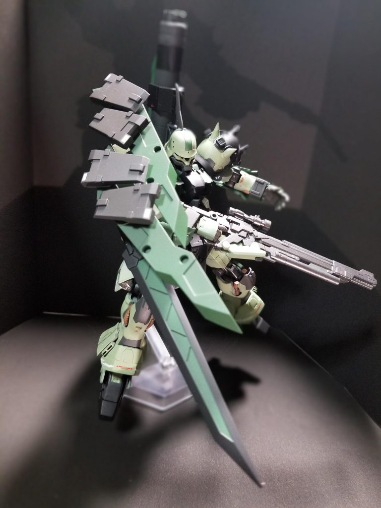 シールドソード180°回転し、前にきます。防御と攻撃を兼ね備えさせました。