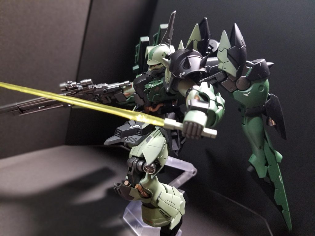 ビームサーベル左の腰に1本だけ装備させてます。ビームエフェクトがかっこいいのでシナンジュのものを採用ネオジムでくっついてます。