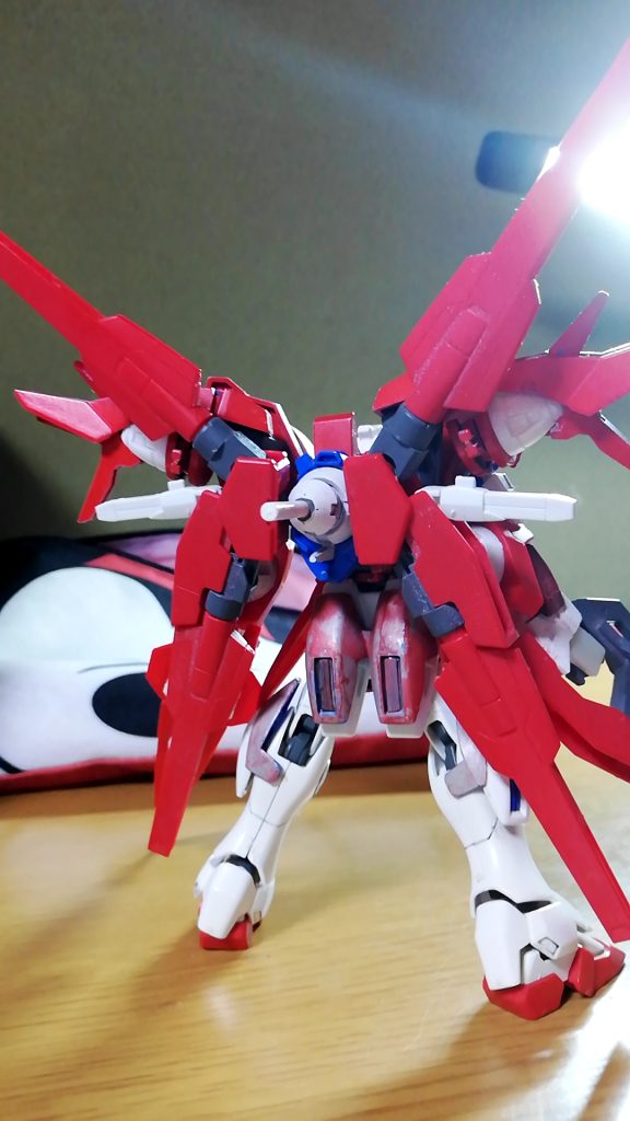 バックパックはツインドライヴを横にずらし、リボーンズのフィンファングを展開することもできますゴッドガンダムのハイパモード時みたいに、TRANS-AM時に展開する、とかだったらいい感じかもですねあと、機体名のリヴァイズは、リボーンズがreborn(新生)なので、それっぽいrevise(改訂)という言葉から来ています