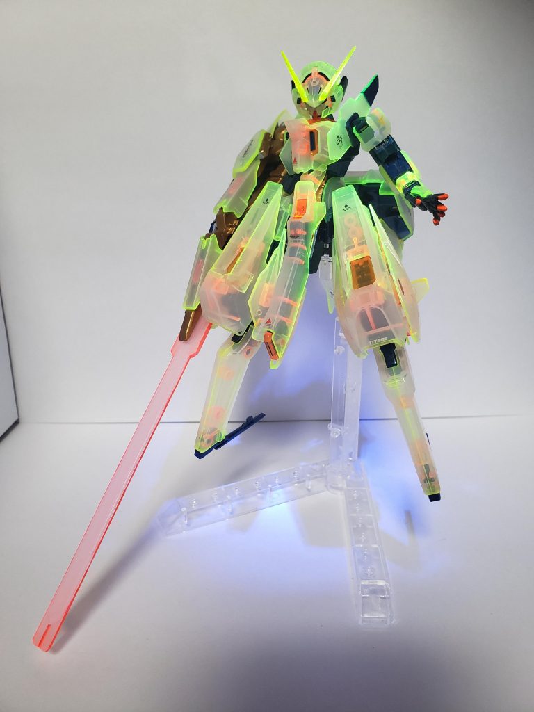 通常の光とブラックライトで照らしてます。