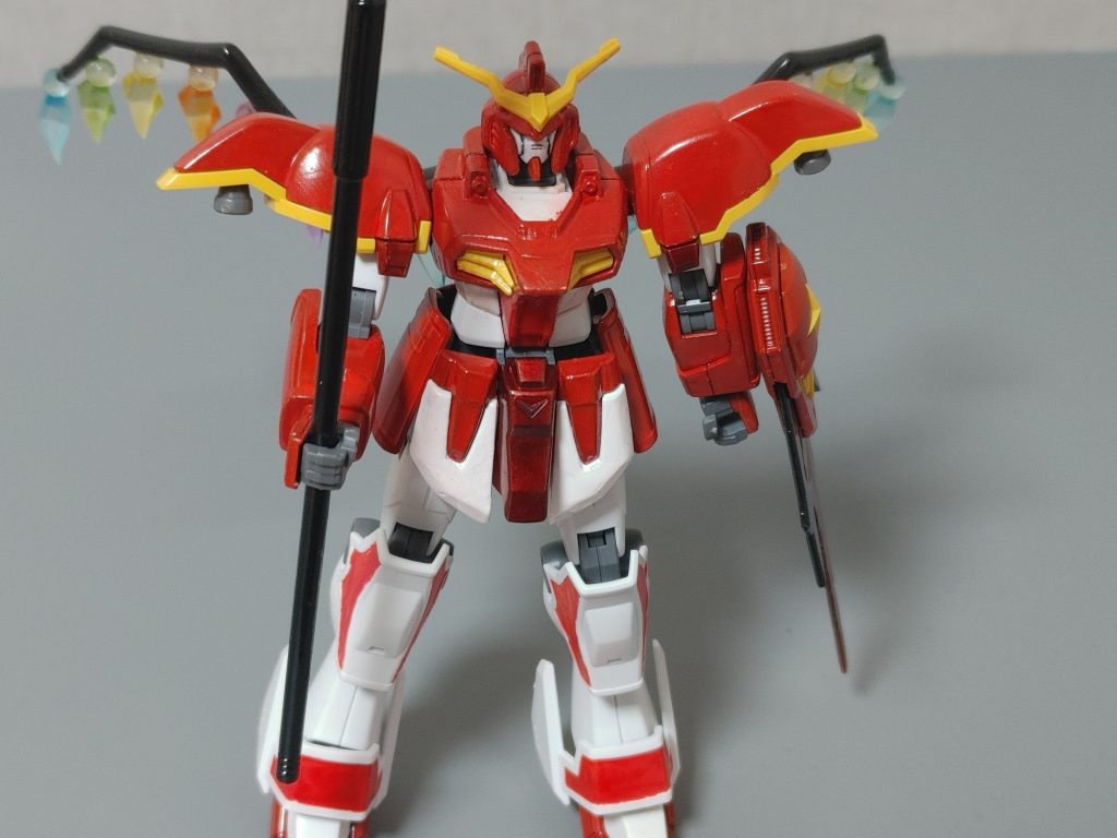 よく見ると白い体に赤色の薄い染みが付いています。本来は白のままで完成しましたが、触る間に塗装の染みが付きました。けど、血に濡れた服を連想させて、これでいいと思い今の姿になりました。