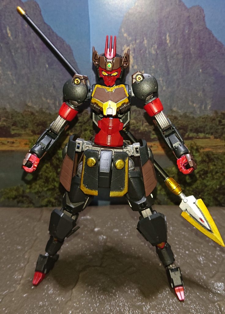 ベースは30MMのスピナティオです。顔や身体などのパーツは忍者仕様と戦国仕様のものを使っています。頭部のバイザーは、ペイルライダーキャバルリーの余剰パーツと、ビルドファイターズ、Zガンダム炎の頭部カスタムパーツを組み合わせています。頭頂部のタテガミは、ストライクガンダム、エールストライカーのダクト(？)パーツ(黄色い部分)です。(勿体ない使い方ですが、形が丁度よかったので(^^;)肩は30MM ポルタノヴァのものをディティールダウンしてそのまま流用。スカートは、フロントがHG ヘビーアームズ。サイドは旧キット1/100 シェンロンガンダム。