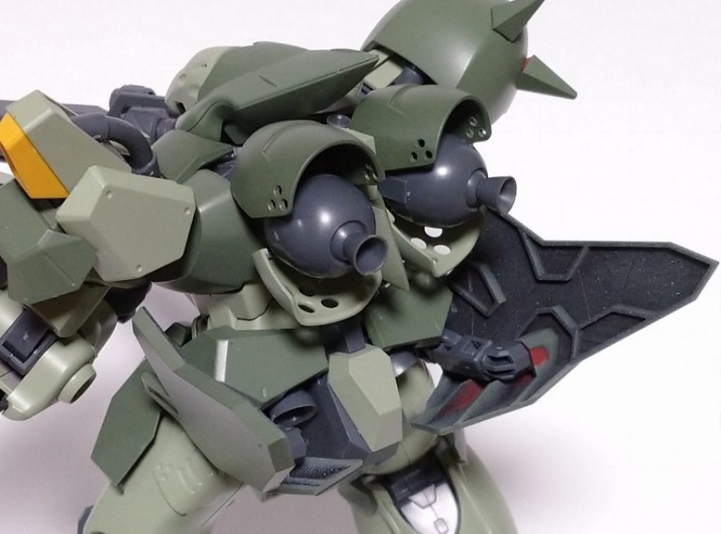 カバーに大きめの穴を開けるとケンプファーぽいイメージになりますね。