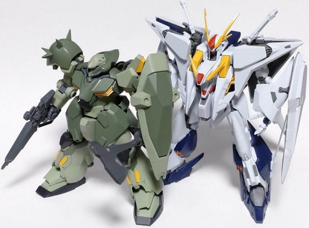 素組みのクスィーと。大きさの違いもさることながら、とても同じ陣営の機体と思えない程キャラクターが違いますね。