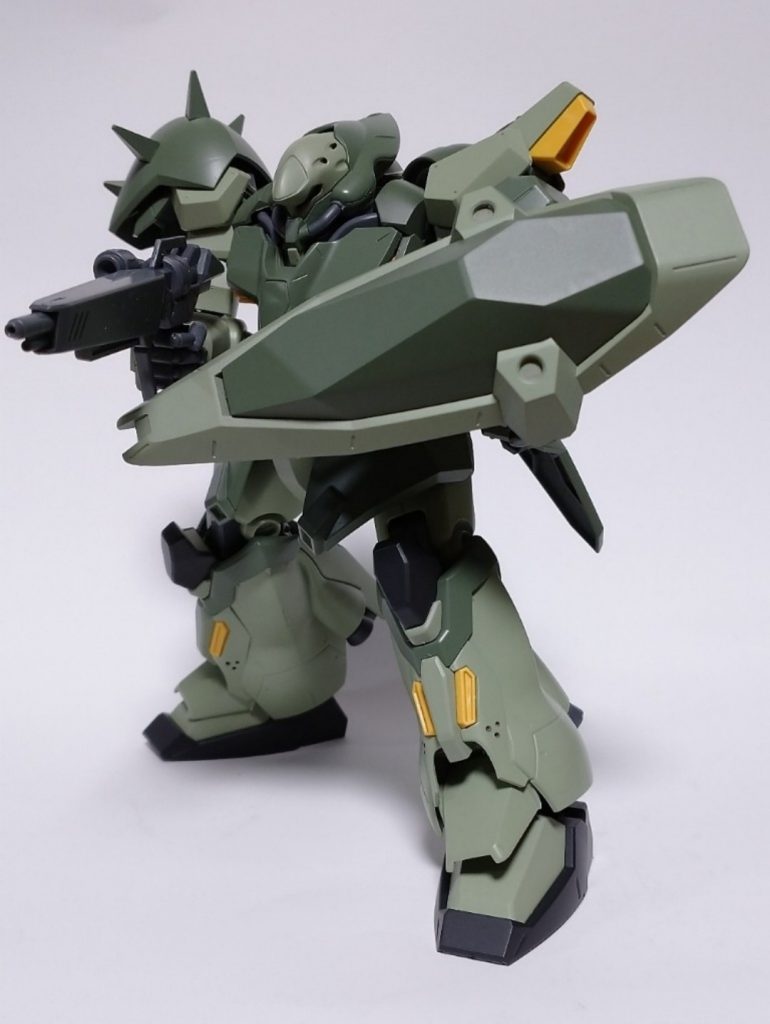 角張ったシールドはミスマッチ気味。腹部の前屈範囲は特筆ものですが、腕や足の可動は並みですね。