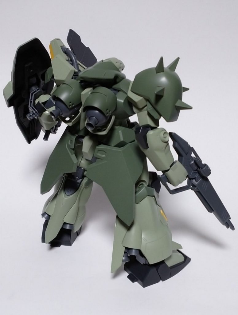 カラーリングの変更以外は各部のブチ穴開口と、背部スラスター下側にも軽め穴を追加しただけです。