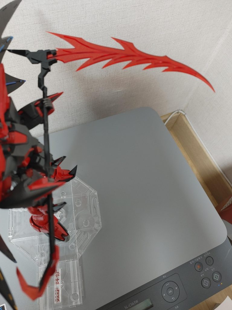 ビームサイズです。通常版とは違う 鋭くて赤いクリアパーツが特徴です。端も手鉤の形でメタリック赤です。実際にこのクリアパーツを触ったときは本当に針のような鋭さでした。(ガンプラバトルしたら絶対ただじゃ済まない。)よく見ると色が違って手のパーツを変えたのがわかります。