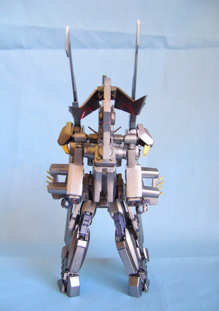 気を取り直して。まずは三面図。AEG2をベースにしてます。設定は特にAEGに寄せてはいません。オリジナルの世界観の機体です。うーん、立ち姿撮りがヘタクソだぞ。w変形後に重きを置いた結果、各パーツが可動域に干渉しまくりです。(汗)自重とかも考えず作ってたため、1パーツが重い。(苦笑)プラ板も、ほぼ0.5ミリしか使ってなかった気が………(笑)バックパックの横に出た突起は、一応レーザー兵器という設定だったハズ。